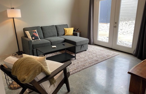 Mount Vernon Cabaña | Lovely 2-bedroom cottage located in downtown Mount Vernon!