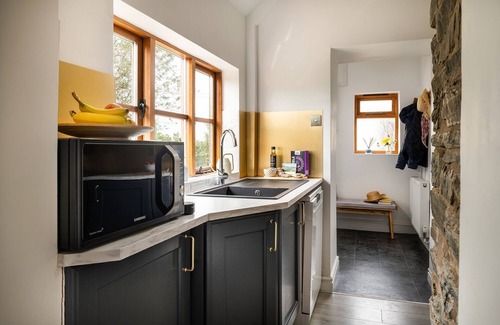 Pontesbury Casa | Lovely 2 Bedroom Countryside Hot Tub Retreat