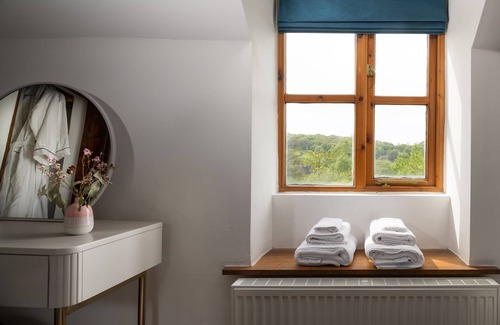 Pontesbury Casa | Lovely 2 Bedroom Countryside Hot Tub Retreat