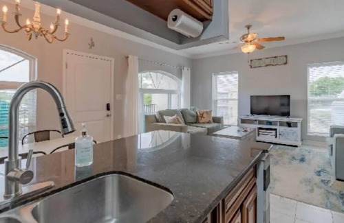 Long Beach Condominio | Lovely 2 Bedroom Condo with a Pool and Beach View