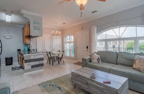 Long Beach Condominio | Lovely 2 Bedroom Condo with a Pool and Beach View