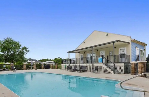 Long Beach Condominio | Lovely 2 Bedroom Condo with a Pool and Beach View