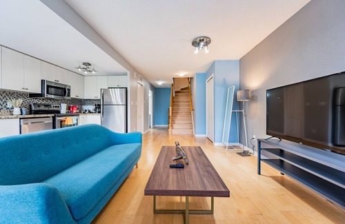 Topham Park Condominio | Lovely 2-bedroom condo with free parking in Scarborough