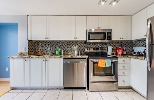 Topham Park Condominio | Lovely 2-bedroom condo with free parking in Scarborough