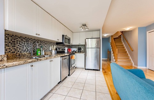 Topham Park Condominio | Lovely 2-bedroom condo with free parking in Scarborough