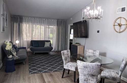 Gulf Gate Estates Apartamento | Lovely 2 bedroom condo with a pool!