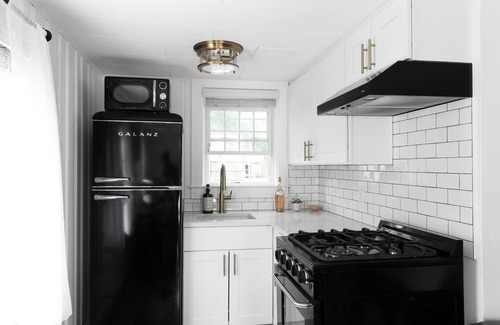 East Sandwich Cabaña | Cozy, Two Bedroom Cottage near beaches and Cape Cod Canal!