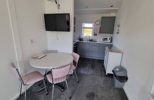 Oulton Broad Casa | Lovely 2 Bedroom Chalet Holiday Home by The Broads