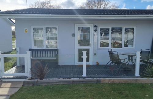 Oulton Broad Casa | Lovely 2 Bedroom Chalet Holiday Home by The Broads