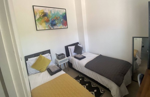 Broad Oak Casa | Lovely 2-bedroom holiday home with free parking.