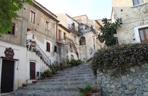 Scalea Apartamento | Lovely 2-bedroom rental with patio in Scalea