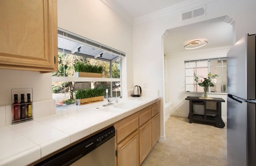 Oak Park Casa | Lovely 2-bedroom Shadow Ridge townhouse