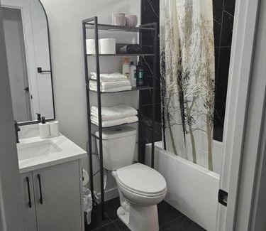 Northwest Calgary Apartamento | Lovely 2 Bedroom Suite in Calgary
