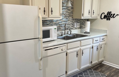 Erie Casa | Lovely 2-BR Apt Fully Furnished! Master long Suite