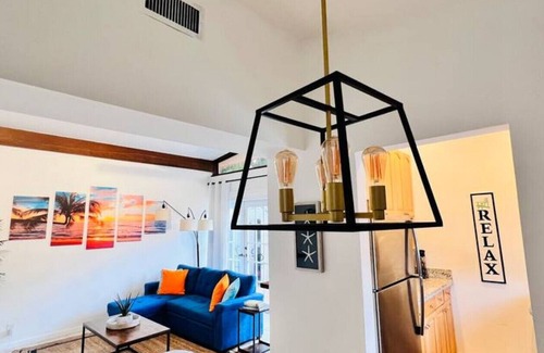 Poinsettia Heights Condominio | Lovely 2 BR Condo w/ Private yard - 7 Min from the Beach