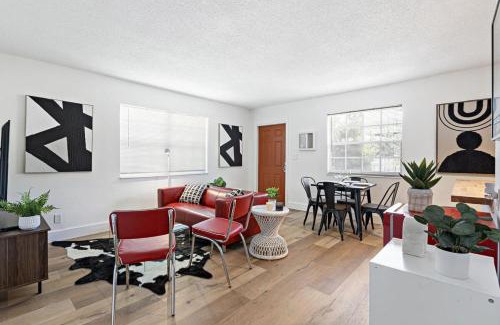 Sailboat Bend Casa | Lovely 2 BR condo with free parking on premises