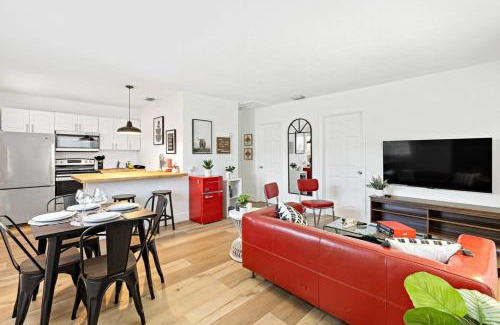 Sailboat Bend Casa | Lovely 2 BR condo with free parking on premises