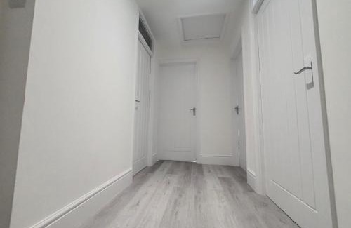Biggleswade Apartamento | Lovely 2 - Cozy Retreat Modern 2-Bedroom Flat in Bedfordshire with Fully-Equipped Kitchen and Relaxing Living Space