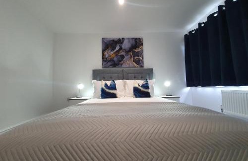 Biggleswade Apartamento | Lovely 2 - Cozy Retreat Modern 2-Bedroom Flat in Bedfordshire with Fully-Equipped Kitchen and Relaxing Living Space
