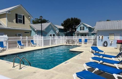 Myrtle Beach Casa | Lovely 2-level 2-bedroom cottage, 1 block to beach