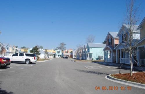 Myrtle Beach Casa | Lovely 2-level 2-bedroom cottage, 1 block to beach