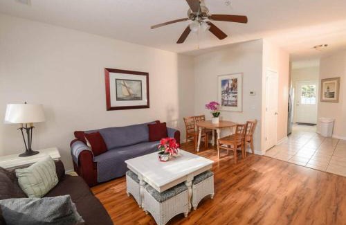 Myrtle Beach Casa | Lovely 2-level 2-bedroom cottage, 1 block to beach