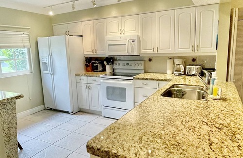 Pompano Beach Apartamento | Lovely 2BED 2BA Apartment with pool near the beach