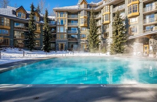 Village North Apartamento | Lovely 2nd-floor studio with ski view, pool, hot tubs & saunas - walk to lifts