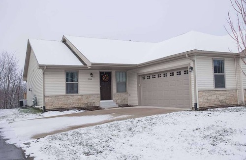 Loves Park Casa | Lovely 3 Bed Condo in Loves Park