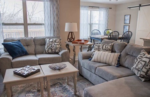 Loves Park Casa | Lovely 3 Bed Condo in Loves Park