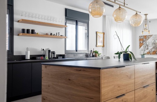 Ra'ananna Apartamento | Lovely 3-bedroom apartment in Ra'anana with WiFi and AC