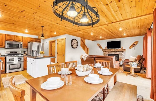 Sunday River Area Chalet De Esquí | Lovely 3-bedroom chalet in Bethel with hot tub