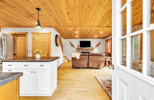 Sunday River Area Chalet De Esquí | Lovely 3-bedroom chalet in Bethel with hot tub