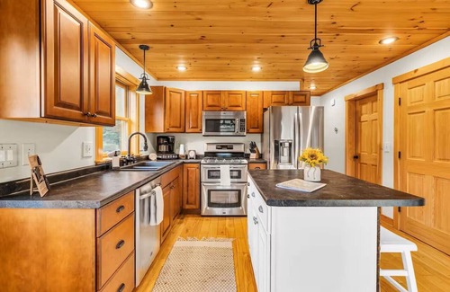 Sunday River Area Chalet De Esquí | Lovely 3-bedroom chalet in Bethel with hot tub