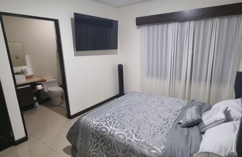 Desamparados Apartamento | Lovely 3 bedroom condo with pool & gym