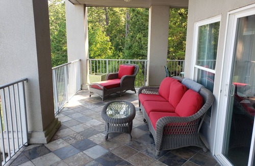 Dadeville Condominio | Lovely 3 Bedroom Condo on Lake Martin 2 Pools & Boat Dock