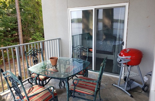 Dadeville Condominio | Lovely 3 Bedroom Condo on Lake Martin 2 Pools & Boat Dock