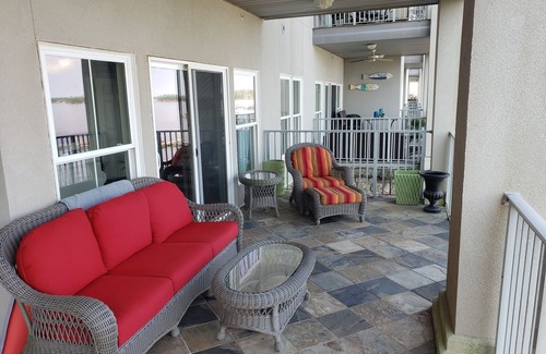 Dadeville Condominio | Lovely 3 Bedroom Condo on Lake Martin 2 Pools & Boat Dock
