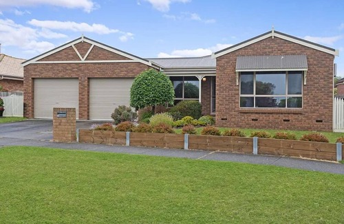 Warrnambool Casa | Lovely 3 bedroom house located in quiet court complimented by large outdoor area