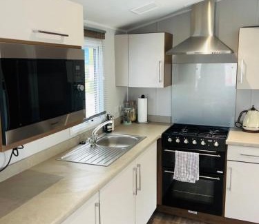 Prestonpans Hotel | Lovely 3 bedroom holiday home in Seton Sand caravan park Wi-Fi Xbox