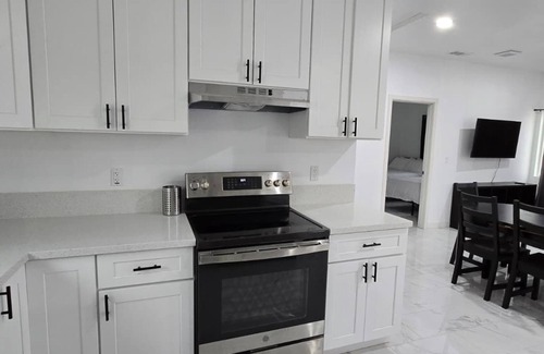 Riverside Casa | Lovely 3-bedroom house, 5 beds, Sleeps 10 with AC, FREE coffee & laundry