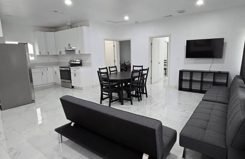 Riverside Casa | Lovely 3-bedroom house, 5 beds, Sleeps 10 with AC, FREE coffee & laundry