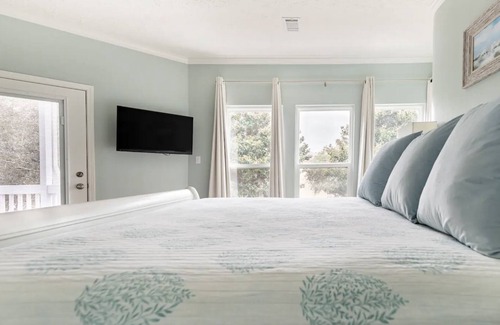 Clipper Cove Casa | Lovely 4 bed/3 bath. Ideal Location- Walk to Beach, Shopping, Entertainment