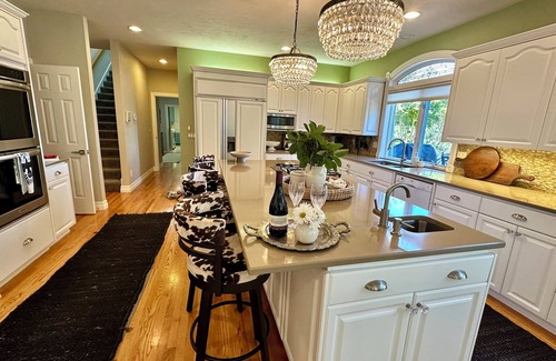 Corvallis Casa | Lovely 4 bedroom, 3 bath home with hot tub and stunning views of the Cascade Mt.