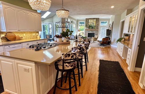 Corvallis Casa | Lovely 4 bedroom, 3 bath home with hot tub and stunning views of the Cascade Mt.