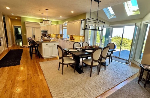 Corvallis Casa | Lovely 4 bedroom, 3 bath home with hot tub and stunning views of the Cascade Mt.