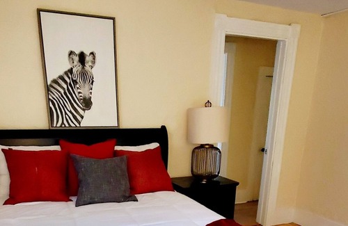 Sharon Apartamento | Lovely 4 bedroom home 15 min from Gillette stadium. Close to shops & restaurants