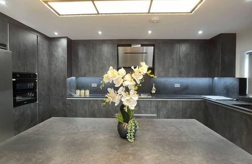 Slough Casa | Lovely 4 bedroom House-Sleeps 8 - Free Parking