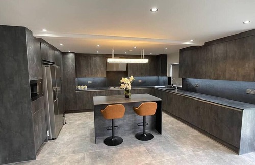 Slough Casa | Lovely 4 bedroom House-Sleeps 8 - Free Parking