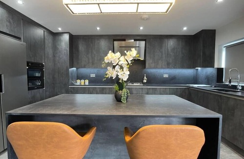 Slough Casa | Lovely 4 bedroom House-Sleeps 8 - Free Parking